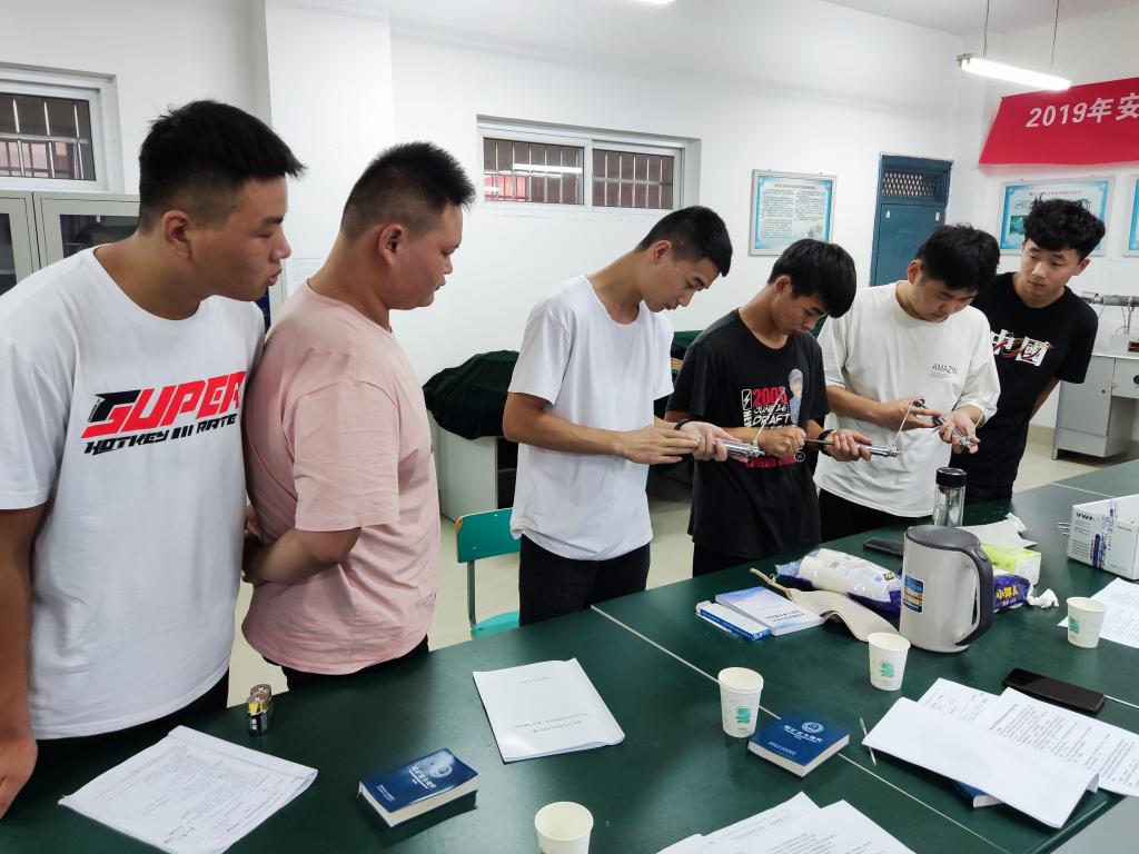 丁宇航在指导中职组参赛队员